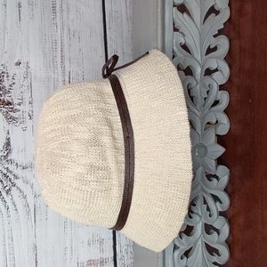 NWOT D&Y Bucket Hat. Cream.